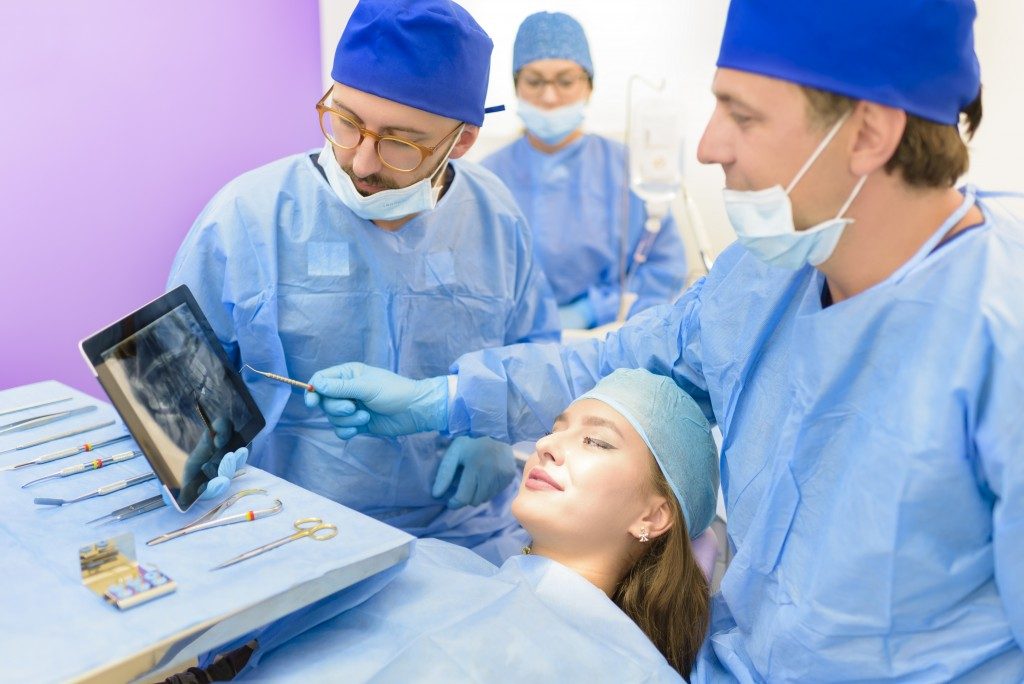 dentist explaining the procedure to the woman